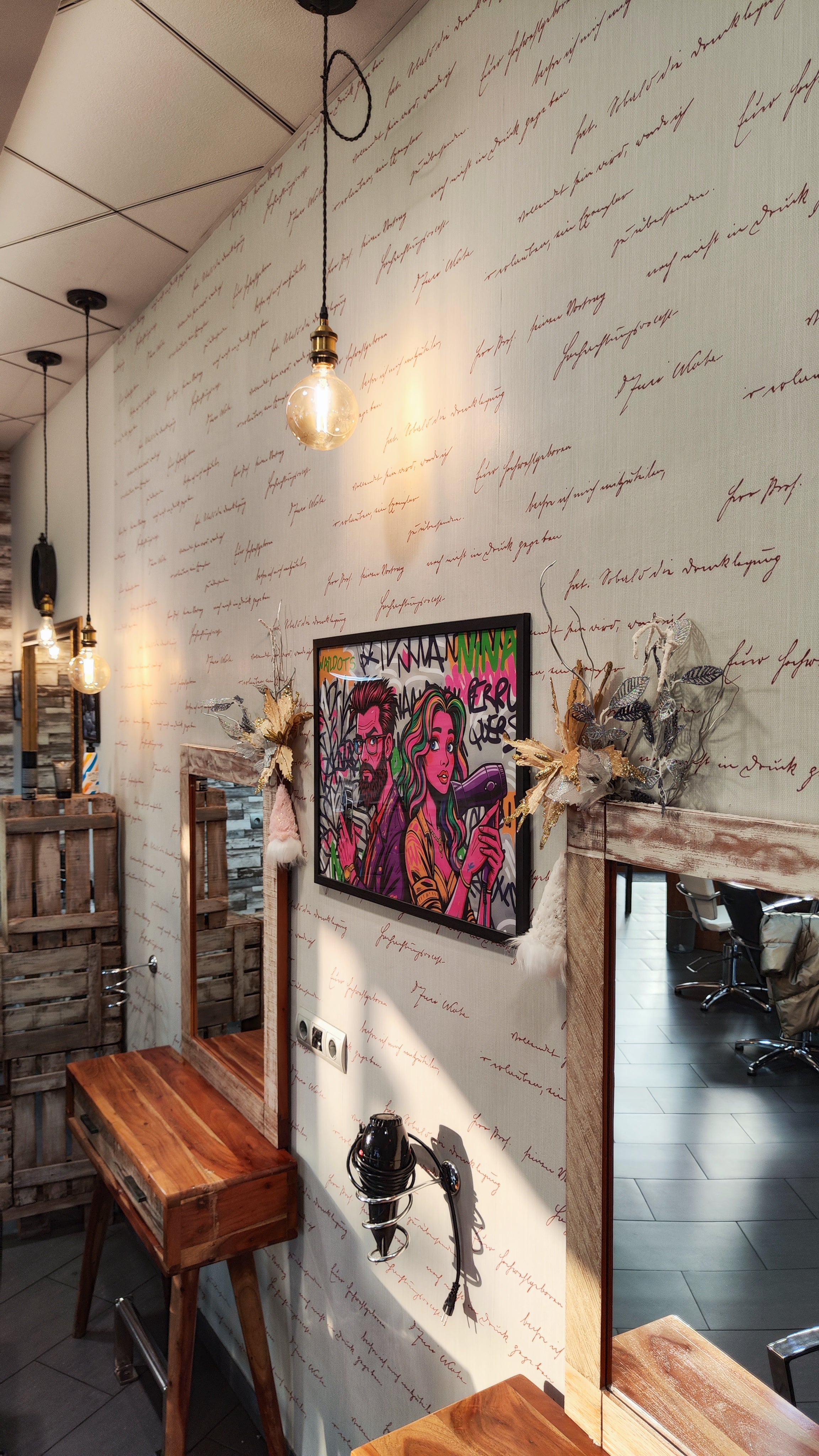 Cargar video: Trabajo personalizado para una peluquería llamada Nina Perruquers. Cuadro enmarcado de 50x 70 cm. Papel Mate y enmarcado con madera y Plexiglás